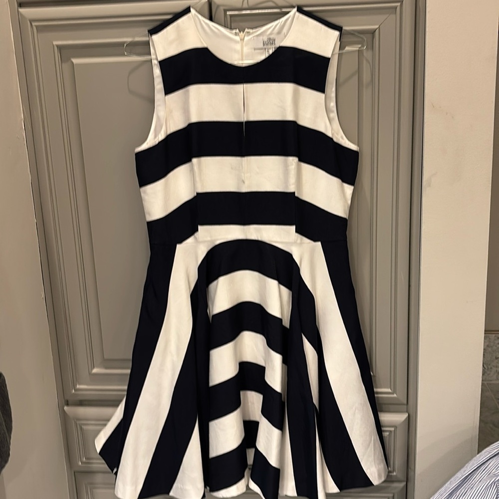 Size 12  nice fabric, beautiful dress with pockets.  Black and white